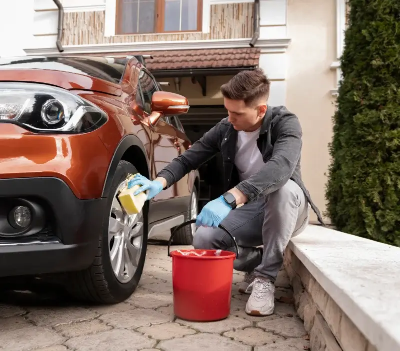 Lavage auto à domicile Saint-Aubin-des-Préaux : professionnel intervenant sur un véhicule